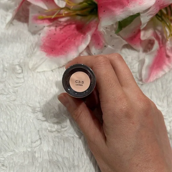 Revolution Infinite Conceal & Define Foundation - Natural Cream C3.5 - Picture 3 of 6